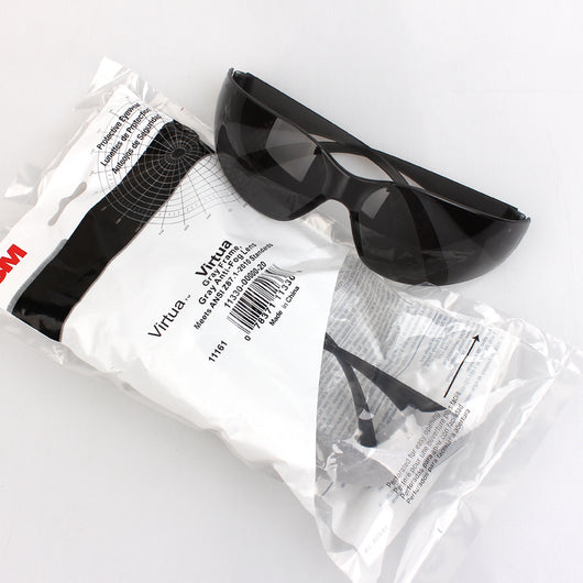 Gafas de Seguridad Ligeras con Lentes Grises Antivaho - Image 4