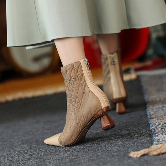 Botas Cortas con Tacón Grueso y Detalles a Juego - Image 10