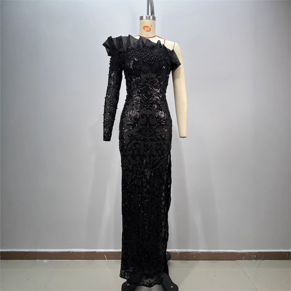 Vestido Negro con Lentejuelas y Hombro Descubierto - Diseño Elegante con Abertura