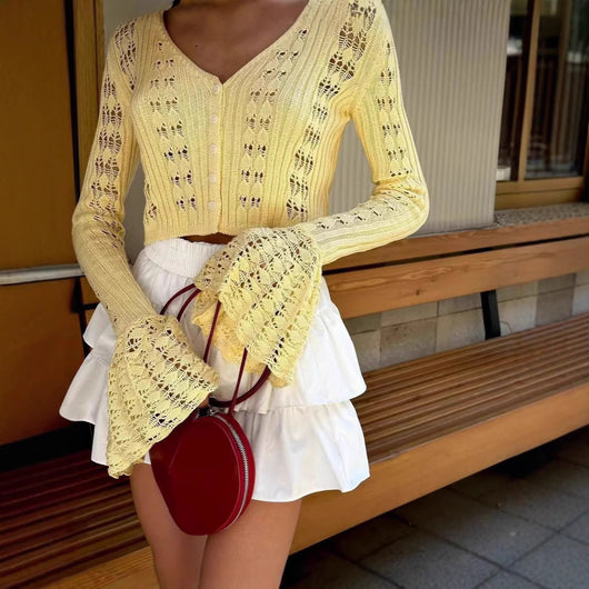 Blusa Corta Tejida con Mangas Acampanadas y Cortes Atrevidos - Image 3