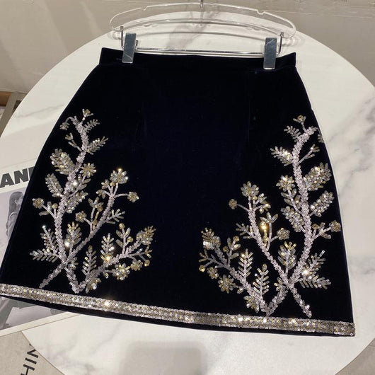 Traje de Terciopelo con Bordado de Lentejuelas y Hojas - Image 10