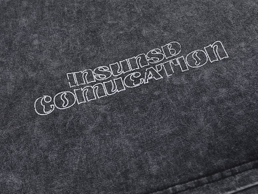Playera Denim Lavada con Estampado de Letras y Contraste de Colores - Image 11