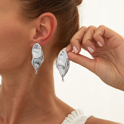 Aretes de Flor Plisada en Metal Líquido - Image 11
