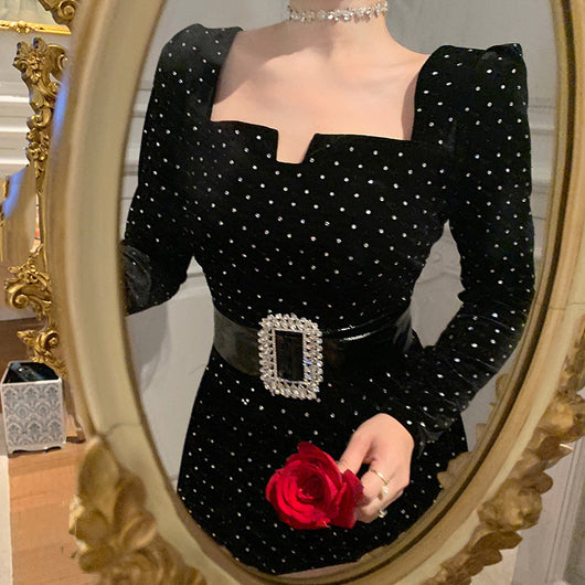 Vestido A-línea Retro Francés con Diamantes y Terciopelo Negro Dorado - Image 4
