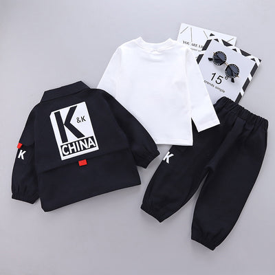 Conjunto de 3 Piezas: Chamarra Estilo Letras, Camiseta Manga Larga y Jeans - Image 14