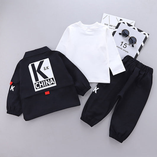 Conjunto de 3 Piezas: Chamarra Estilo Letras, Camiseta Manga Larga y Jeans - Image 14