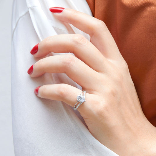 Anillo de Plata con Diamante Simulado en Forma de Gota para Mujer