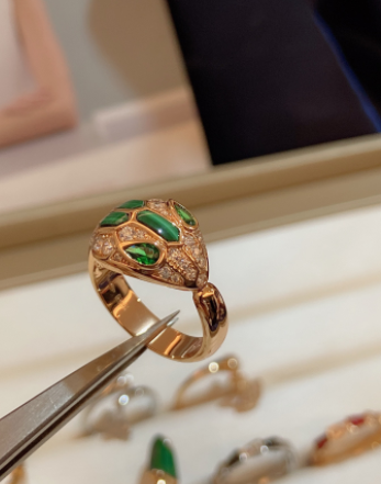Anillo de Serpiente con Diamantes - Diseño Moderno para Dedo Índice - Image 9