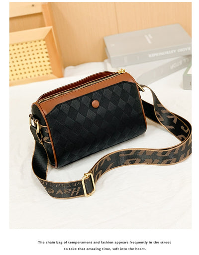 Bolsa Mensajera de Cuero con Detalles en Relieve - Elegancia Minimalista - Image 12