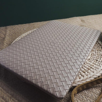 Funda para Laptop Tejida en Cuero Color Té con Leche - Image 3
