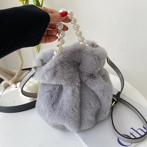 Bolso Mensajero de Peluche con Perlas para Mujer - Diseño Trendy e Instagrameable