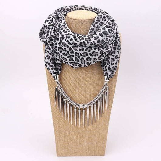 Collar Pañuelo de Chifón con Dije de Aleación Estampado - Image 18