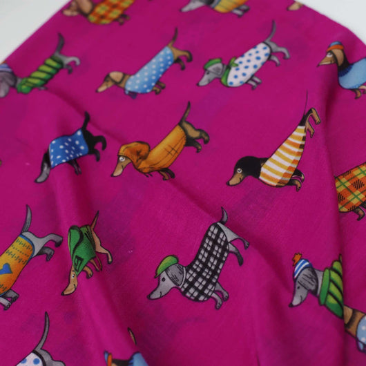 Pañoleta de Satén Estampada con Perro Salchicha - Image 25