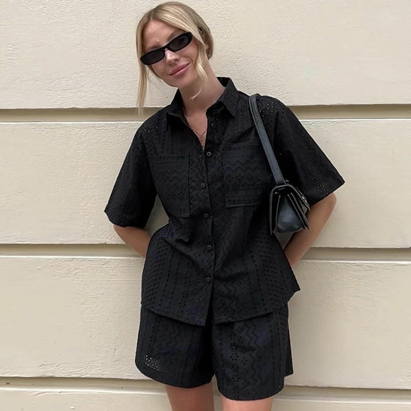 Blusa Corta con Cuello de Solapa y Detalles Calados para Mujer