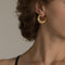 Brincos de luxo leves com textura irregular em dourado
