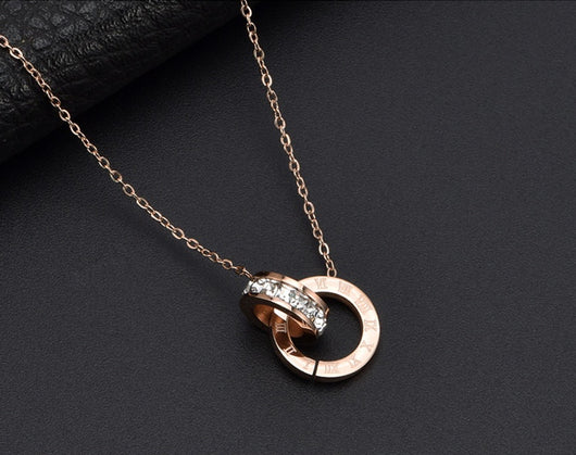 Collar de Acero de Titanio para Mujer con Anillos y Números Romanos - Image 8