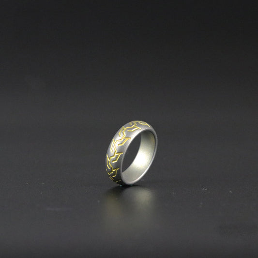 Anillo de Titanio con Patrón de Llanta para Hombre - Image 2