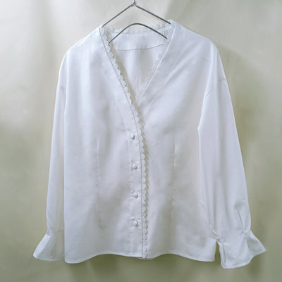 Blusa Blanca de Encaje con Cuello V, Fibra de Rosa y Aroma Floral - Diseño Premium - Image 3