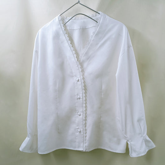Blusa Blanca de Encaje con Cuello V, Fibra de Rosa y Aroma Floral - Diseño Premium - Image 3