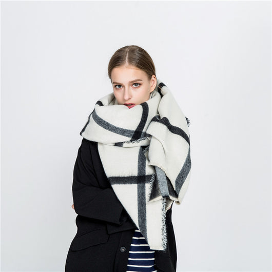 Bufanda Reversible Blanco y Negro de Microcashmira - Image 2