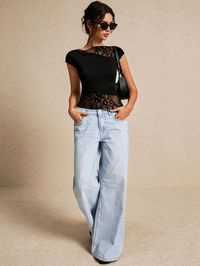 Blusa Entallada con Paneles de Encaje y Manga Corta - Image 8