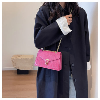 Bolso Bandolera Crossbody con Estampado Cocodrilo y Cadena Dorada - Image 22
