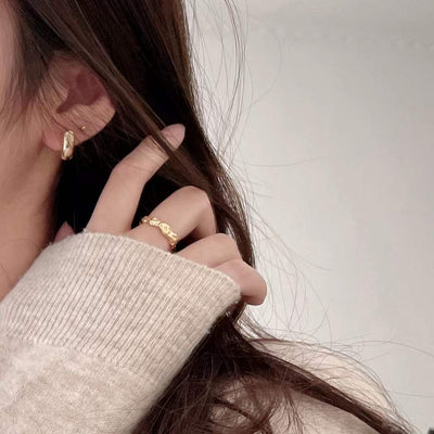 Aretes V en Plata - Minimalismo Elegante y Versátil - Image 8