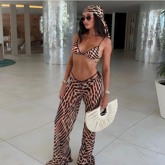 Bikini Estampado Deportivo con Escote Ombligo Descubierto