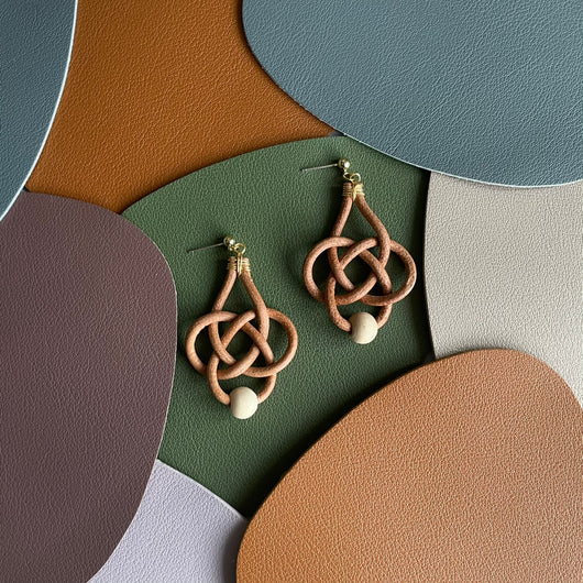 Aretes Trenzados con Cuentas de Cuero y Nudo Chino