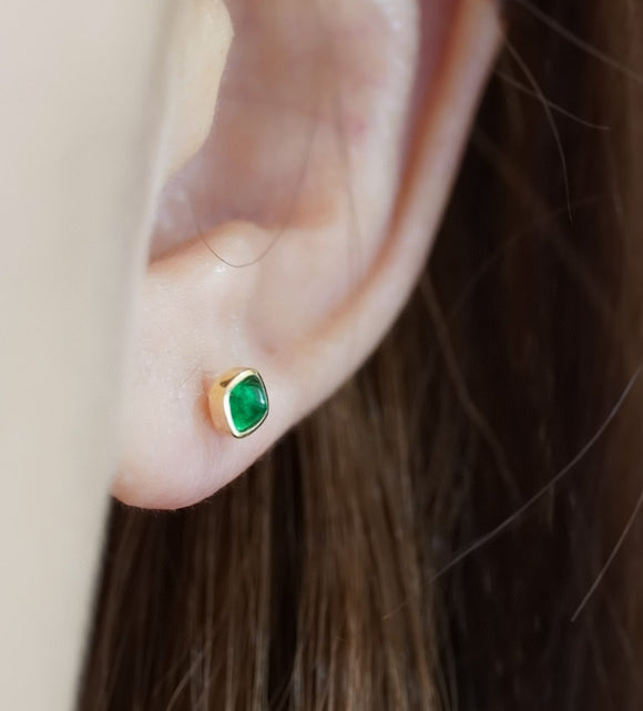 Aretes de Gemas Coloridas con Cierre de Cuatro Garras
