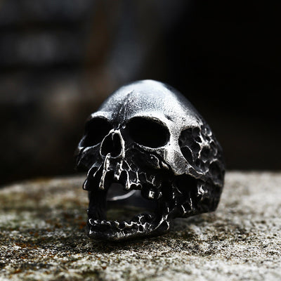 Anillo de Calavera Audaz para Hombre - Diseño Irregular y Creativo - Image 13