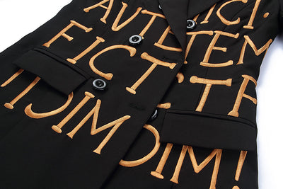 Blazer Negro Entallado con Letras Bordadas para Mujer - Image 15