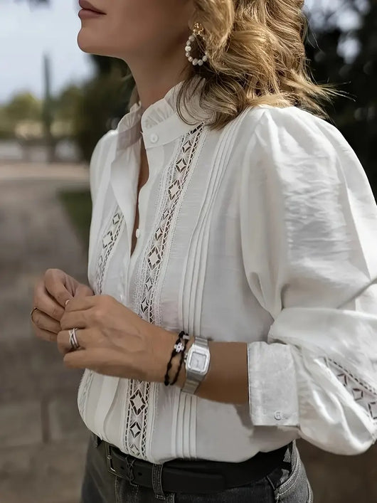 Blusa Blanca Elegante con Escote en V y Detalles de Encaje - Image 10