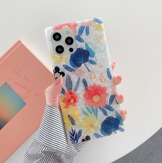 Funda Protectora con Patrón de Flores y Mariposas Coloridas - Image 3