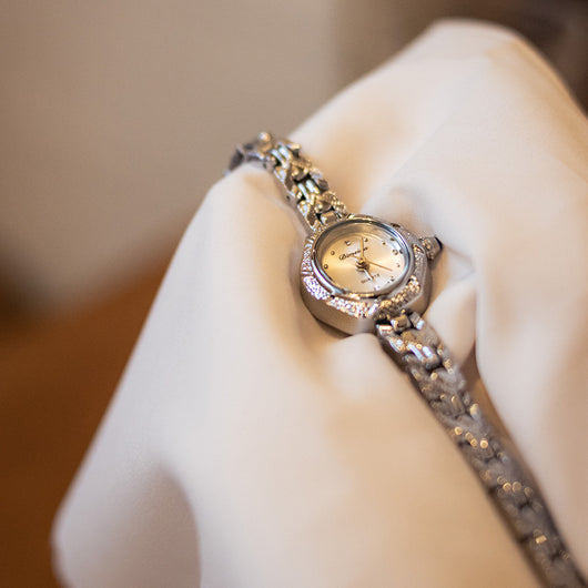 Reloj Antiguo de Cobre Dorado con Tiras Artesanales - Image 3