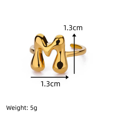 Anillo de Letras Bubble Dorado en Oro 18K Chapado - Image 5