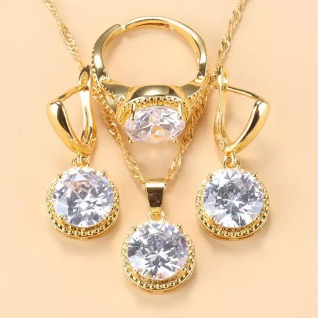 Conjunto de Joyas Elegantes: Aretes, Anillo y Collar