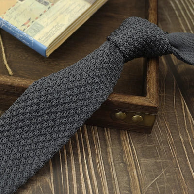 Corbata Tejida Estilo Universitario Angosta para Hombre y Mujer - Image 5