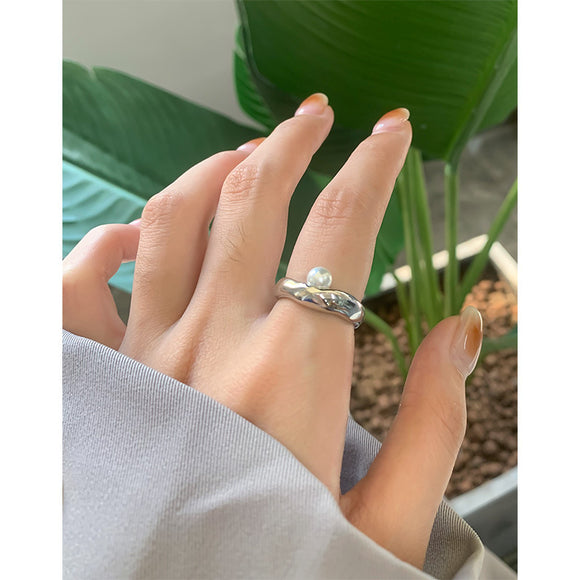 Anillo de Plata Esterlina con Perla Geométrica - Diseño Luxury Minimalista