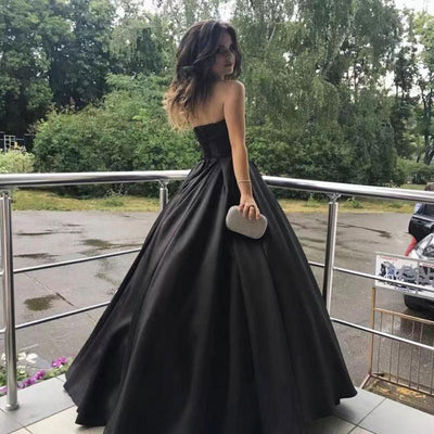 Vestido de Noche Largo Negro en Satén con Escote de Sostén - Image 10
