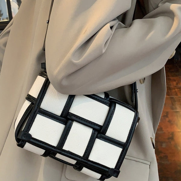 Bolsa de Lona Blanca y Negra con Contraste Elegante