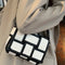 Bolsa de Lona Blanca y Negra con Contraste Elegante