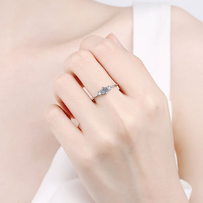 Anillo de Moissanita con Platino y Plata Esterlina - Seis Puntas Brillantes - Image 2