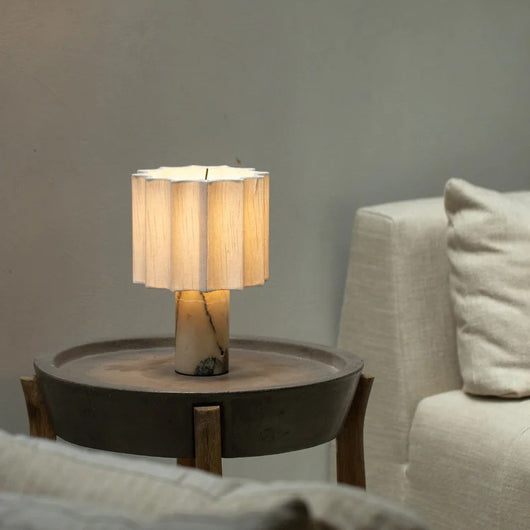 Lámpara de Mesa Minimalista con Pantalla Plisada en Mármol