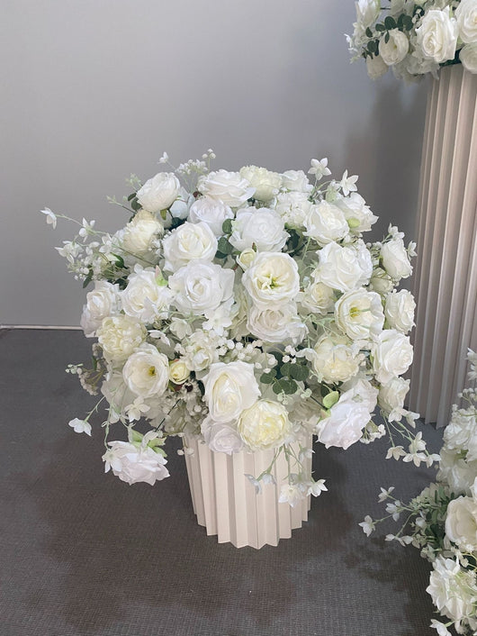 Bola Floral de Hortensias y Rosas para Decoración de Mesas de Boda - Image 9