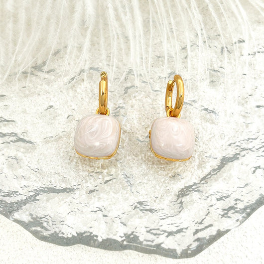 Aretes Colgantes con Circonita Micro Incrustada y Detalles Esmaltados - Image 6