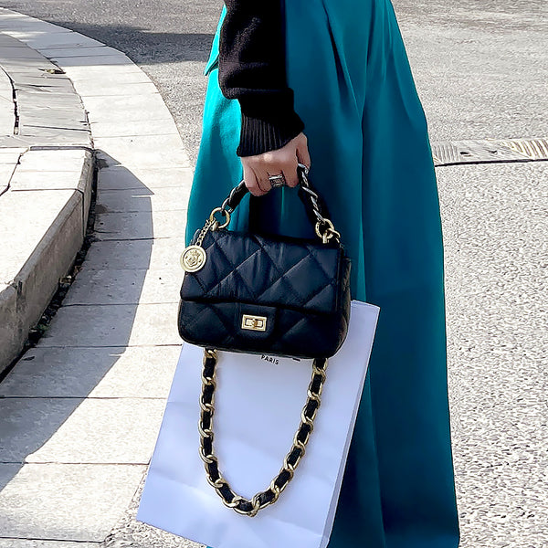 Bolso Bandolera de Cuero Premium con Cadena y Diseño Asimétrico