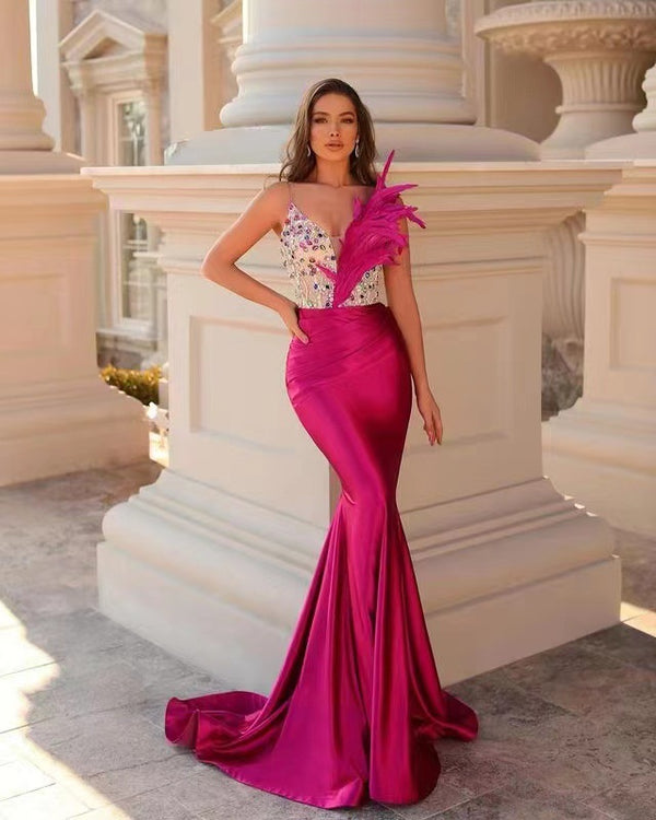 Vestido Ajustado con Detalles de Plumas y Cintura Alta - Image 7