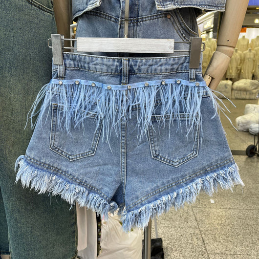 Shorts de Mezclilla con Detalles de Strass y Plumas de Avestruz - Image 4