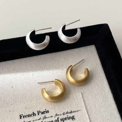 Aretes Geométricos C Minimalistas en Oro Mate Frosted - Image 2